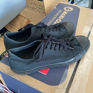 Men’s size 10 black/black Converse *BASICALLY NEW*